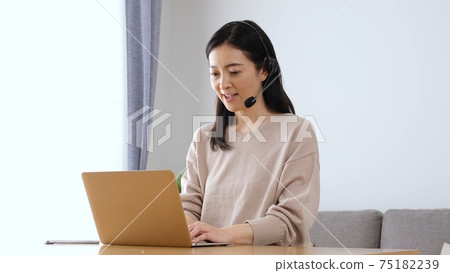 在遠程工作的女人 75182239