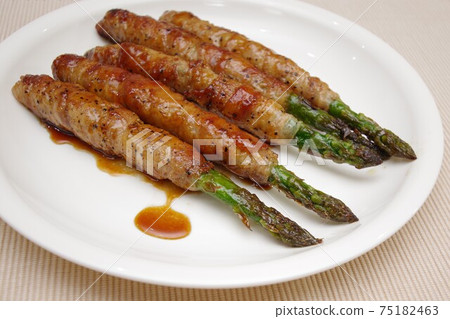 Meat roll with asparagus Meat roll with asparagus 75182463