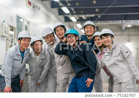 Large number of workers 75182707