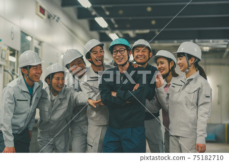 Large number of workers 75182710