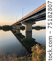 夕陽下照亮的河流和高架路（淀川新橋） 75182807