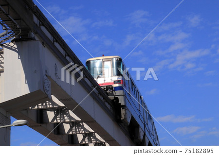 大阪單軌列車在頭頂上運行 大阪單軌列車在頭頂上運行 75182895