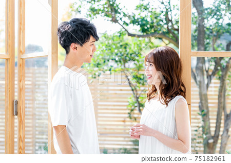 凝視彼此的年輕夫婦 75182961