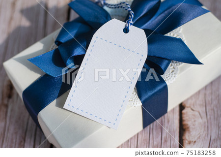 Image of gift box and blank tag 75183258