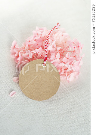Pink flower and tag mockup 75183259