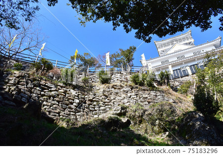 Blue sky and Gifu castle 75183296