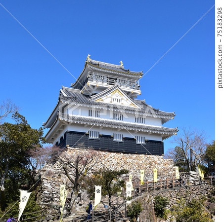 Blue sky and Gifu castle Blue sky and Gifu castle 75183298