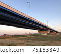黃昏時河床上的一座大橋（淀川新橋） 75183349