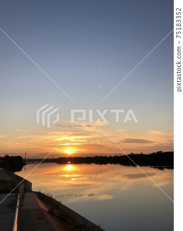 淀河映照夕陽 淀河映照夕陽 75183352