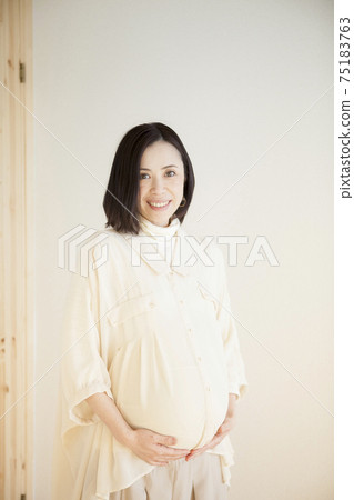 Maternity photo 75183763