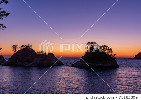 (Shizuoka Prefecture) Nishiizu / Dogashima The sun has fallen 75183809