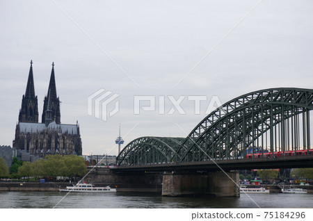 科隆大教堂和霍亨索倫橋 75184296