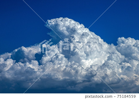 燦爛的積雨雲在夏日的天空中沸騰 燦爛的積雨雲在夏日的天空中沸騰 75184559
