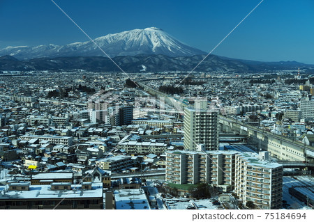Morioka in winter with a view of Mt. Iwate 75184694