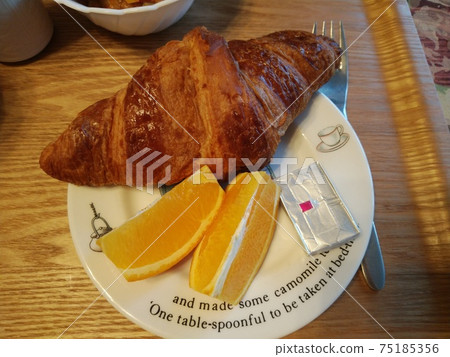 大羊角麵包和奶酪早餐 75185356