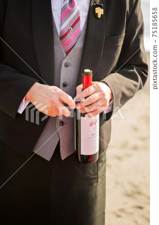 Seaside sommelier 75185658