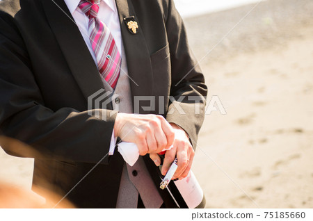 Seaside sommelier 75185660