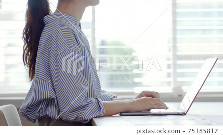 Businessmen having meetings Businessmen having meetings 75185817