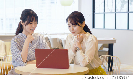 Businessmen having meetings 75185935