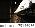 在旅行當天的清晨車站 75186036