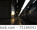清晨車站和火車 75186041