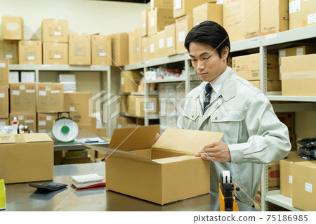 一個男人在倉庫包裝 75186985