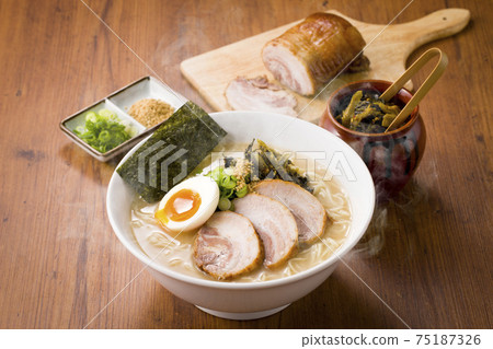Tonkotsu ramen 75187326