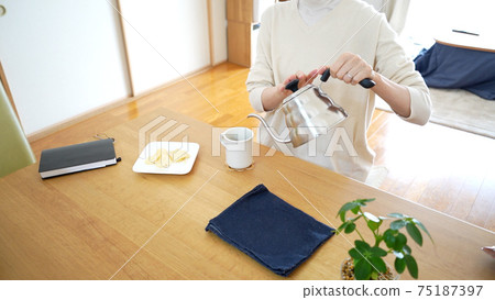 將熱水倒入杯中 將熱水倒入杯中 75187397