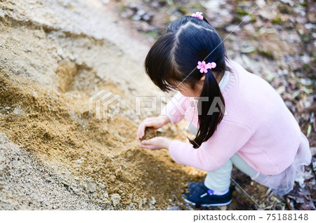 Girl playing in the sand (without face) Girl playing in the sand (without face) 75188148