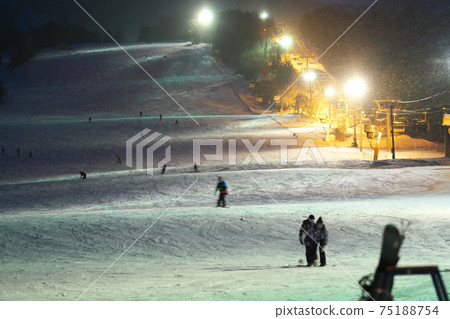 在阿比高原滑雪場享受天燈和煙花 在阿比高原滑雪場享受天燈和煙花 75188754
