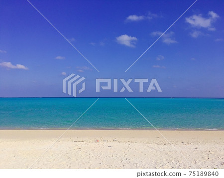[Yoron Island] White sand, emerald green sea and blue sky 75189840