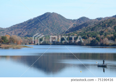 Autumn of anglers who are clear on the surface of the lake 75190416