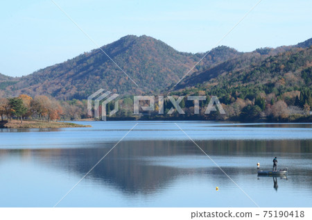 Autumn of anglers who are clear on the surface of the lake 75190418