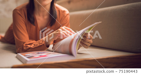 讀雜誌的婦女 75190443