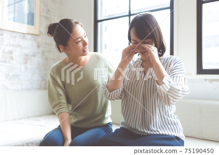 哭泣的女人和她的朋友 75190450