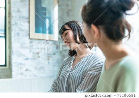 一位和女人商量的朋友 75190581