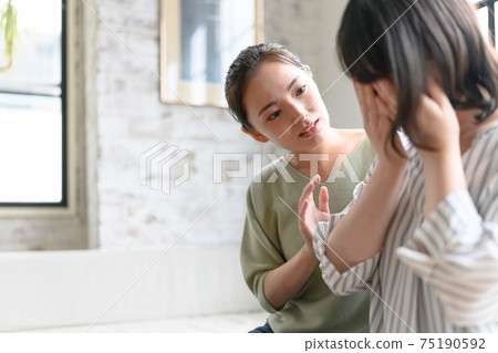 哭泣的女人和她的朋友 75190592