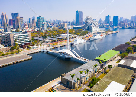 臺灣高雄駁二大港橋Taiwan Kaohsiung Pier Two Dagang Bridge 75190694