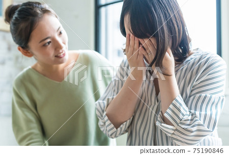 Crying woman and her friends Crying woman and her friends 75190846