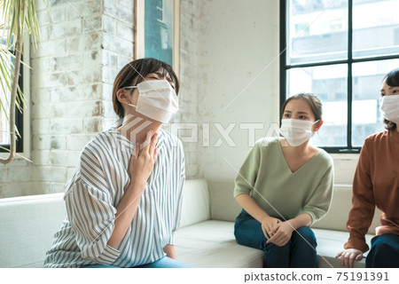 朋友擔心婦女咳嗽 75191391