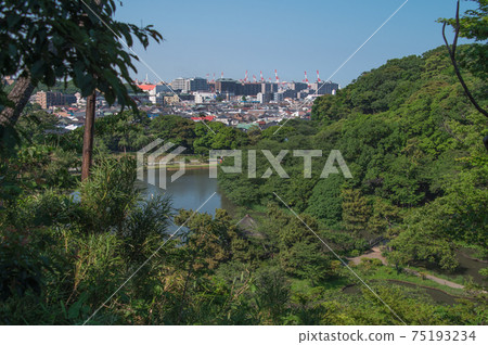 Overlooking the vast Japanese garden and urban area from the top of the hill (Sankeien Garden, Yokohama, Kanagawa Prefecture) Overlooking the vast Japanese garden and urban area from the top of the hill (Sankeien Garden, Yokohama, Kanagawa Prefecture) 75193234
