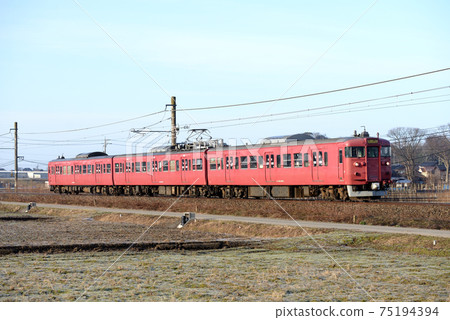 3 415 series 800 series ordinary trains going on the Nanao Line 75194394