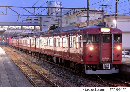 Nanao Line 415 series 800 series ordinary train 6 cars waiting for departure Nanao Line 415 series 800 series ordinary train 6 cars waiting for departure 75194451