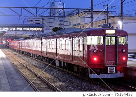 Nanao Line 415 series 800 series ordinary train 6 cars waiting for departure 75194452