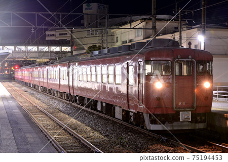 南澳6號線413系列普通列車等待出發 南澳6號線413系列普通列車等待出發 75194453