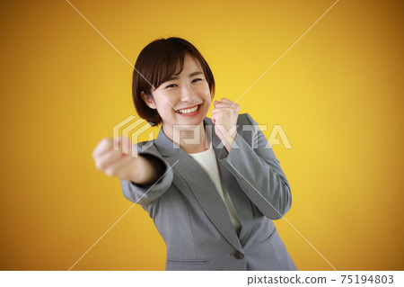 Image of a smiling female employee 75194803