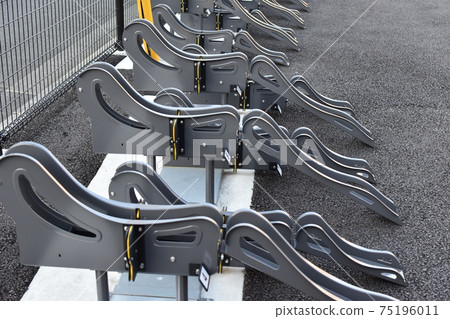 Bicycle parking space 75196011