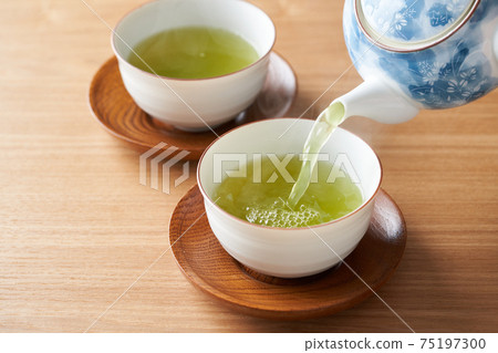 Pour green tea in a kyusu 75197300