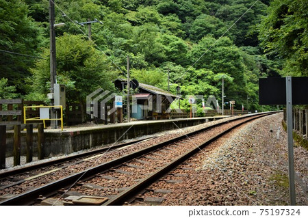 四國未開發的車站T屈車站的院子和鐵軌 四國未開發的車站T屈車站的院子和鐵軌 75197324