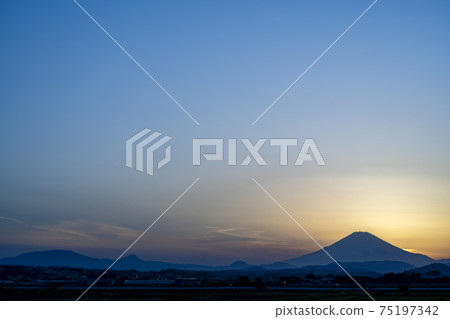 富士山黃昏影像[神奈川縣] 75197342